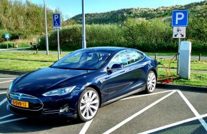 1200px-blue_tesla_model_s_zoutelande_dunes_holland